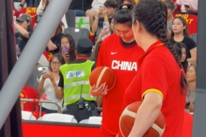 女篮热身赛：张子宇未脱热身服缺席，三项数据领衔，热身赛或成缺席盛宴