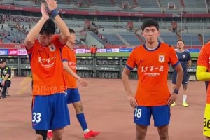 足协杯山东泰山队0-3不敌上海海港无缘四强，泰山队球迷不离不弃