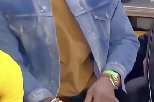 当你发现身边坐的是詹姆斯时，美女表情亮了