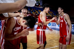 狂飙！中国U18男篮力挽狂澜，79-66逆袭新西兰晋级决赛！