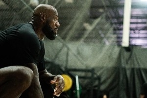 詹姆斯狂潮席卷！波普、沃特森同框，新赛季备战战况激烈