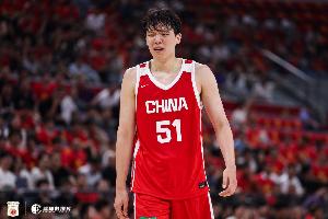 逆境中绽放！杨瀚森半场8分钟力挽狂澜，展现坚韧意志