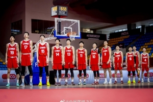 争议判罚引热议：中国U18男篮与澳大利亚激战正酣，亚军之争成焦点