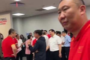 来自中国篮球名宿的疑惑！王治郅：关键这球怎么传的 我看着要丢