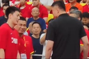 狂飙！杜锋现场助阵，男篮热身赛激情四溢