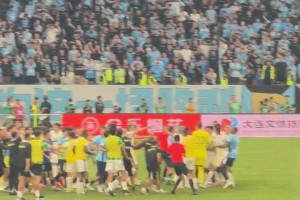 达万情绪激动！梭鱼湾实拍：北京国安vs大连英博尾声阶段爆发冲突