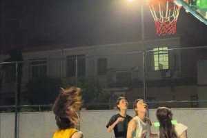 教练！我想和她们打篮球！