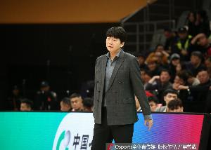 强强对决，山东男篮内外线对位交锋，陶汉林与高诗岩续约显决心