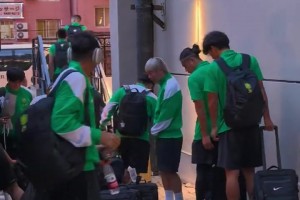 真爱！国安众将抵达大连备战，小球迷在酒店内等候多时
