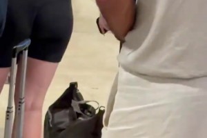 金球先生也是勤俭持家好男人！罗德里坐廉航飞机飞往利物浦