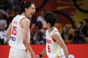 全网热议！中国女篮虽败犹荣，韩旭、杨舒予惊艳表现引热议