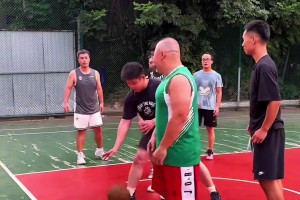 球场上过了35岁的男人干啥都是心酸......
