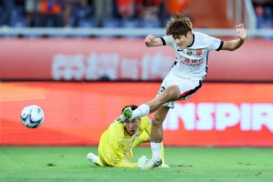 战报：上海海港3-0山东泰山，晋级足协杯四强