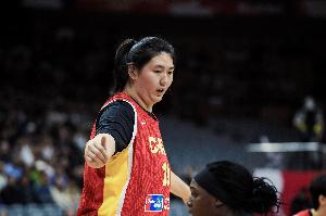 强强对话分出胜负！中国女篮与美国女篮对位较量，实力消长见真章