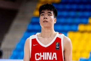 狂飙！张懿赵杰三节11中7，三分5中4，主场掀翻澳大利亚U18