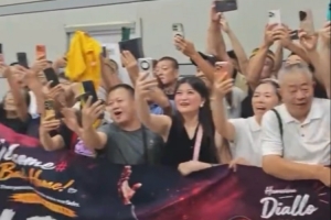 强强对决，山西外援迪亚洛续约归来，球迷热情洋溢！