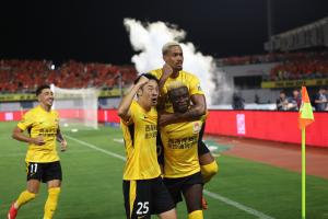 战报：西海岸2-0泰山，主场13轮不败