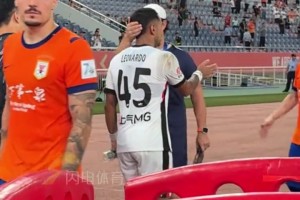泰山队0-3海港，赛后前泰山队队员卢永涛、莱昂纳多与前队友寒暄