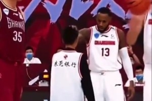 战报：威姆斯与独臂少年组队打球