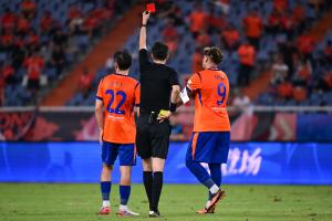 战报：泰山1-1新鹏城，克雷桑闪击戴伟浚扳平