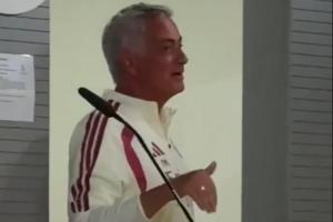 顶住质疑！穆里尼奥赛后更衣室鼓舞士气