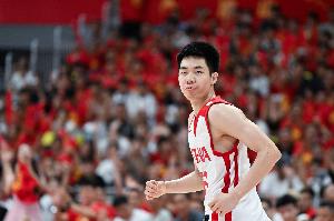 强强对决中朱俊龙力挽狂澜，中国男篮险胜黎巴嫩男篮