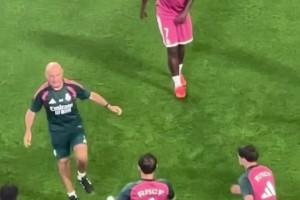 平图斯魔性领舞！皇马训练场秒变舞厅，维尼修斯直接给看嗨