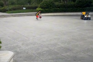 这小子运球比小编还好4岁小孩对篮球的痴迷程度有多熟练？