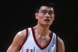 姚明NBA生涯收入揭秘：税后仅缴3%-5%，数据见证抗争胜利