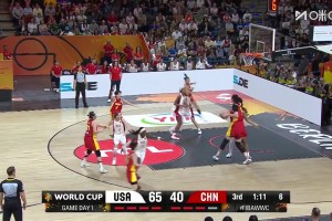 力量压制美国女篮！张子宇内线硬刚美国 被帽后无畏强打投进