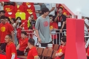 全网热议！杨瀚森现场观战，球迷疯狂解读比赛瞬间