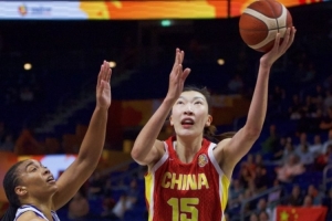 逆境中绽放光芒！韩旭顶住压力，中国女篮挺进八强