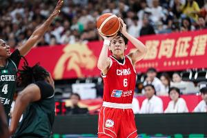 争议判罚转折点？杨舒予关键上篮助力中国女篮险胜捷克
