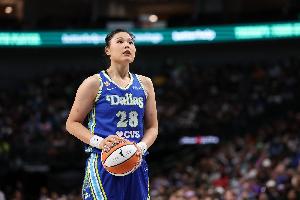WNBA之星韩旭抵达，中国女篮全队备战，篮协开明政策显成效！