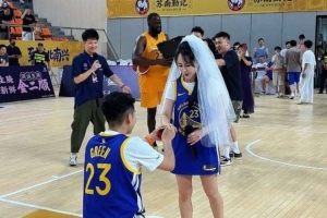 格林中国行献爱心！献花潮汕话祝福球迷新婚