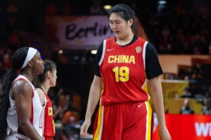 争议判罚引热议：中国女篮与美国激战，张子宇表现引关注