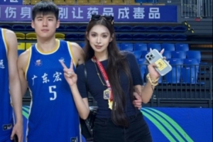 激情再现！陈家政女友晒甜蜜照，篮球场上他的表现同样闪耀