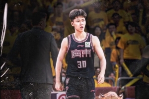 顶住压力！李奕臻告别广东男篮，逆境中彰显坚韧意志