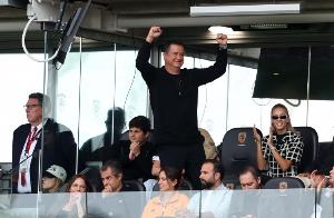 狂飙！赫尔城逆袭曼联，2-0爆冷取胜，老板伊利卡利现场见证奇迹