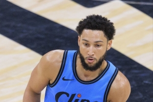 伤病争议阴影下，西蒙斯重返NBA引热议：打法还是伤病？