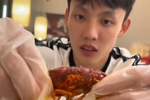 徐杰武汉美食之旅！小龙虾视频引朱芳雨点赞，数据见证篮球场外的风采