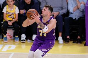 NBA赛场风云再起：杰明与东契奇强强对决，后撤步成关键胜负手