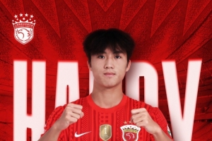 生日之战引热议：温钧翔争议判罚引发海港大战焦点