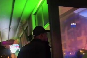 小帅潇洒啊杜兰特此前去餐厅带了一群性感网红模特