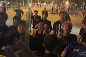狂飙！武汉三镇球迷行为引争议，韩乔生怒批突破底线