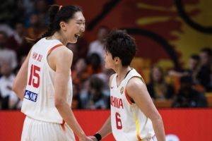 全网热议！中国女篮上半场惊险领先，球迷呼吁加强防守
