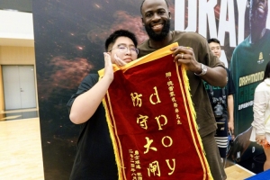 战报：勇士球迷赠锦旗，追梦获致敬