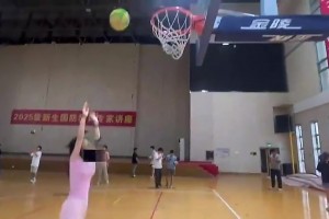 忍不住笑了！看女大学生三步上篮，这手脚是自己的嘛？