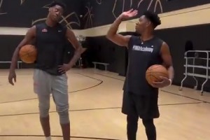 打磨中距离投篮！状元迪班萨在训练师的指导下进行中距离投篮