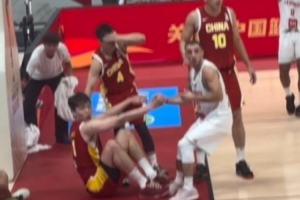 强强对话分出胜负！中国男篮末节逆袭黎巴嫩，杨瀚森与DJ·芬德伯克对位较量